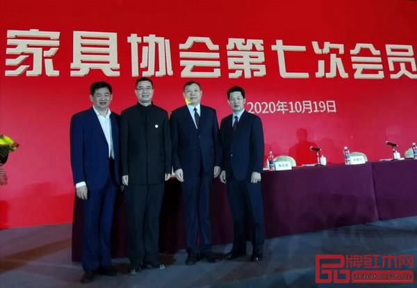中國家具協會理事長徐祥楠(右二)、廣東省家具協會會長王克(左二)、東成紅木董事長張錫復(右一)、東成紅木研究院院長謝巧明(左一) 中國家具協會理事長徐祥楠(右二)、廣東省家具協會會長王克(左二)、東成紅木董事長張錫復(右一)、東成紅木研究院院長謝巧明(左一)