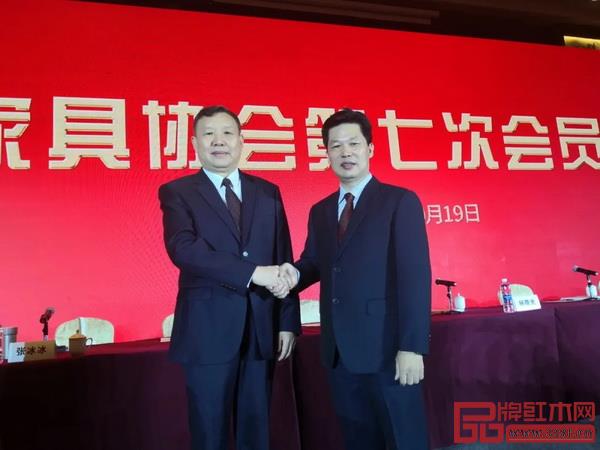 中國家具協會理事長徐祥楠(左)祝賀東成紅木董事長張錫復(右)當選為中國家具協會副理事長 中國家具協會理事長徐祥楠(左)祝賀東成紅木董事長張錫復(右)當選為中國家具協會副理事長