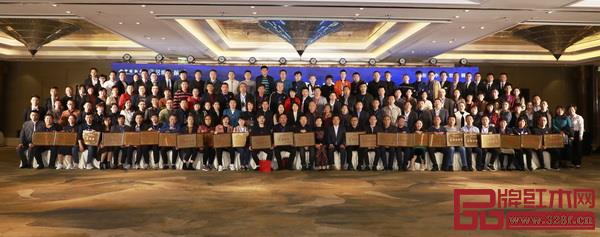 2020年中信紅木第十屆經銷商大會參會嘉賓大合照 2020年中信紅木第十屆經銷商大會參會嘉賓大合照