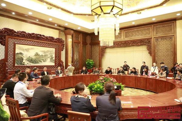 經銷商們入座的是,中信紅木為無錫梵宮打造的中式會客廳 經銷商們入座的是,中信紅木為無錫梵宮打造的中式會客廳