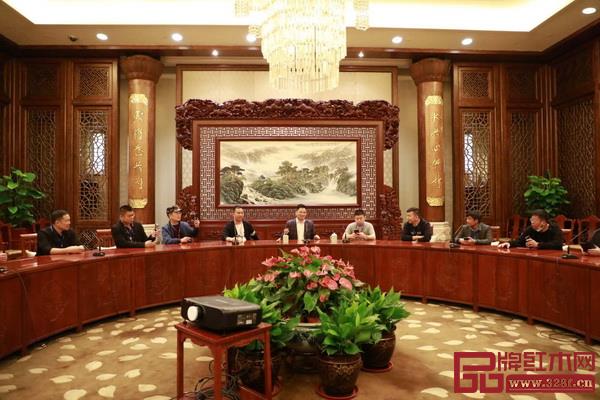 經銷商們入座的是,中信紅木為無錫梵宮打造的中式會客廳 經銷商們入座的是,中信紅木為無錫梵宮打造的中式會客廳