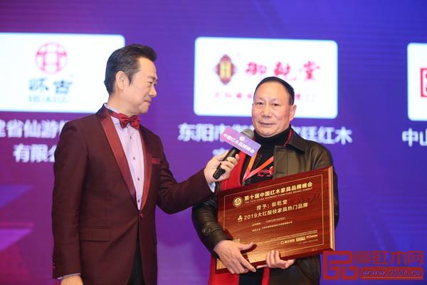 御乾堂紅木董事長馬海軍接受央視主持人趙保樂采訪 御乾堂紅木董事長馬海軍接受央視主持人趙保樂采訪