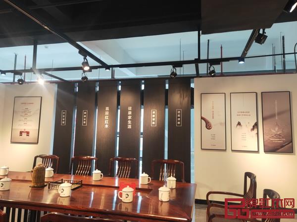 喜迎紅位于中國紅木家具展覽會展位一角