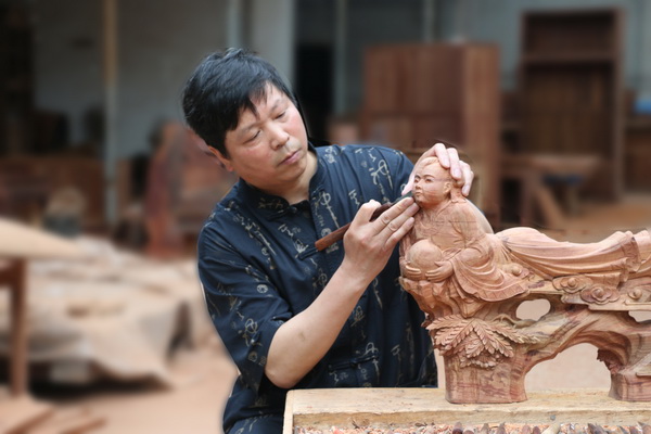 桂福堂紅木董事長羊桂福在專心創作 桂福堂紅木董事長羊桂福在專心創作