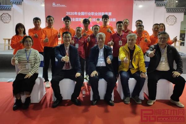 中國家具協會原專家委員會副主任劉金良(前排中)、廣東省家具協會會長王克(前排左二)、廣東家具協會副會長李禮(前排右二)、中山市紅木家具行業協會會長林志洪(前排右一)等領導和中山賽區選手合影留念 中國家具協會原專家委員會副主任劉金良(前排中)、廣東省家具協會會長王克(前排左二)、廣東家具協會副會長李禮(前排右二)、中山市紅木家具行業協會會長林志洪(前排右一)等領導和中山賽區選手合影留念