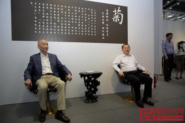 中國傳統(tǒng)工藝大師、泰和園創(chuàng)始人邵湘文(左)、邀請(qǐng)深圳市委常委宣傳部王強(qiáng)部長(右)坐在當(dāng)代君子菊花椅上體驗(yàn) 中國傳統(tǒng)工藝大師、泰和園創(chuàng)始人邵湘文(左)、邀請(qǐng)深圳市委常委宣傳部王強(qiáng)部長(右)坐在當(dāng)代君子菊花椅上體驗(yàn)