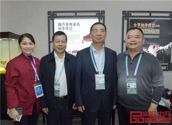 懷古紅木董事長林志權（右一）與福建省旅游發展委員會主任吳賢德（右二）、福建省文化和旅游廳二級巡視員張立峰（左二）在進博會福建館合影