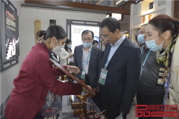 福建省旅游發展委員會主任吳賢德（左三）等領導走近品鑒懷古紅木精品典藏家具