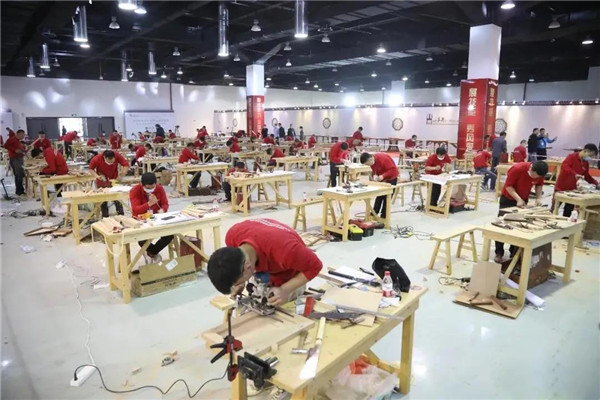 東成紅木工匠榮獲“中國家具行業技術能手”稱號