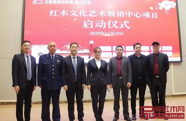 明家之家紅木董事長陳楊平(左一)與西安大明宮建材家居城領導合影 明家之家紅木董事長陳楊平(左一)與西安大明宮建材家居城領導合影