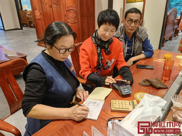 開業當天,中信紅木玉溪店喜訊不斷 開業當天,中信紅木玉溪店喜訊不斷