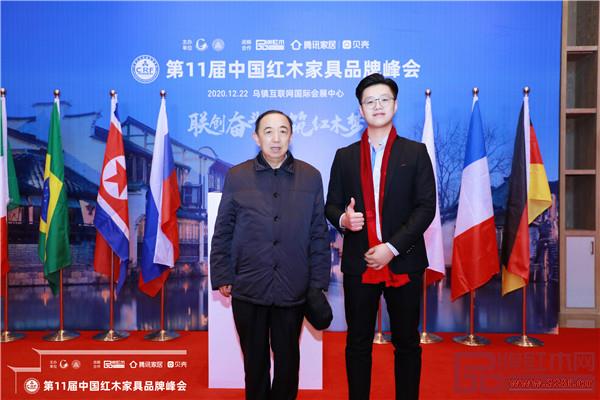 名匠藝林總經理張裕康(右)和國務院參事室特邀研究員、國家人社部原常務副部長楊志明合影 名匠藝林總經理張裕康(右)和國務院參事室特邀研究員、國家人社部原常務副部長楊志明合影