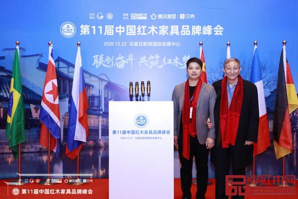 故宮博物院文保科技部原主任曹靜樓(右)與華夏一品總經理張拓(左)在峰會現場合影 故宮博物院文保科技部原主任曹靜樓(右)與華夏一品總經理張拓(左)在峰會現場合影