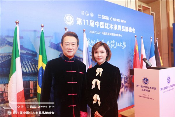 蘇陽紅執行董事黃美鳳受邀出席盛會,并與中央電視臺著名主持人趙保樂(左)合影.JPG 蘇陽紅執行董事黃美鳳受邀出席盛會,并與中央電視臺著名主持人趙保樂(左)合影.JPG