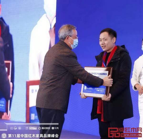 華南農(nóng)業(yè)大學(xué)博士生導(dǎo)師給萬(wàn)事紅董事長(zhǎng)蔣國(guó)洪頒獎(jiǎng) 華南農(nóng)業(yè)大學(xué)博士生導(dǎo)師給萬(wàn)事紅董事長(zhǎng)蔣國(guó)洪頒獎(jiǎng)