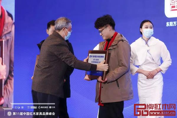 華南農業大學博士生導師李凱夫給微凹傳奇頒獎 華南農業大學博士生導師李凱夫給微凹傳奇頒獎