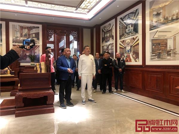 董事長陳田華(左一)帶領嘉賓參觀華廈·大不同整裝館.jpg 董事長陳田華(左一)帶領嘉賓參觀華廈·大不同整裝館.jpg