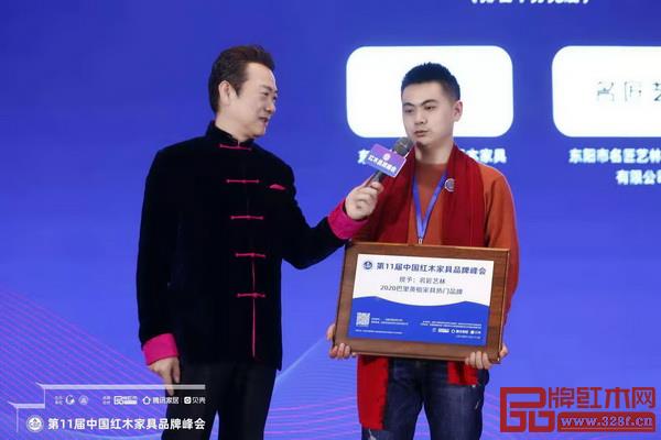 清韻紅木總經理張秉勛臺上接受央視主持人趙保樂采訪 清韻紅木總經理張秉勛臺上接受央視主持人趙保樂采訪