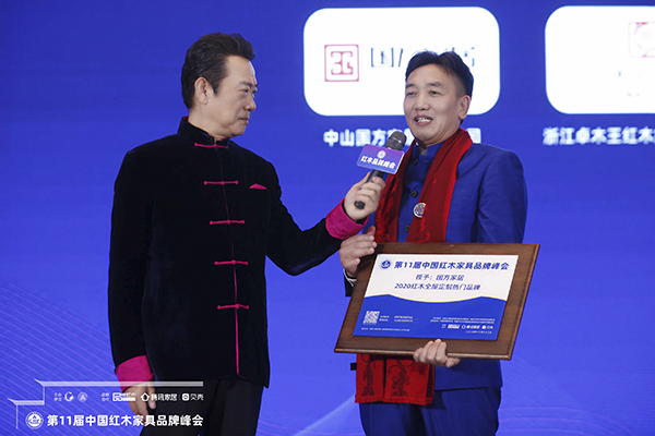國方家居董事長陳新平（右一）接受央視知名主持人趙保樂（左一）臺上采訪，分享國方家居下一步的紅木工藝整裝規劃