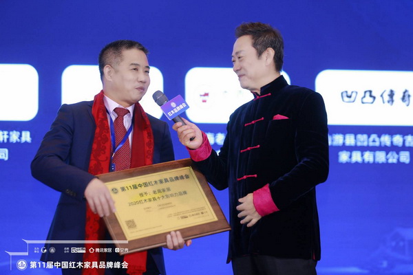 老周家居董事長周仲堅(左)接受中央電視臺主持人趙保樂(右)采訪,談及創立品牌初衷 老周家居董事長周仲堅(左)接受中央電視臺主持人趙保樂(右)采訪,談及創立品牌初衷