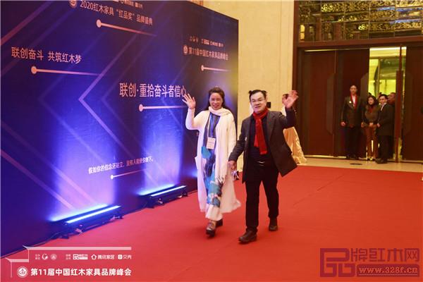 雄業·本木上造董事長鐘超雄(右一)攜夫人(左一)出席紅木年終秀 雄業·本木上造董事長鐘超雄(右一)攜夫人(左一)出席紅木年終秀