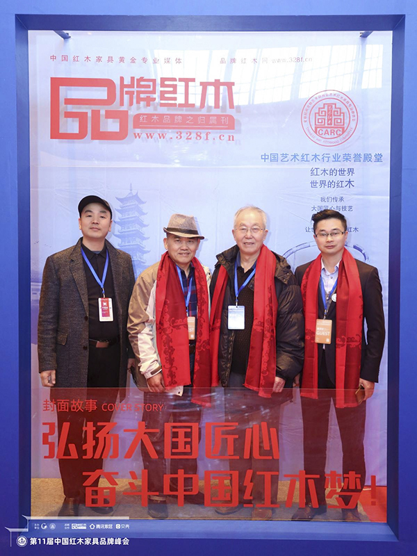 森木家具董事長蔣華僑(右一)與中央民族大學人體工程學專家蘇垣(右二)、家居文化資深行業學者王周(左二)等交流、合影 森木家具董事長蔣華僑(右一)與中央民族大學人體工程學專家蘇垣(右二)、家居文化資深行業學者王周(左二)等交流、合影