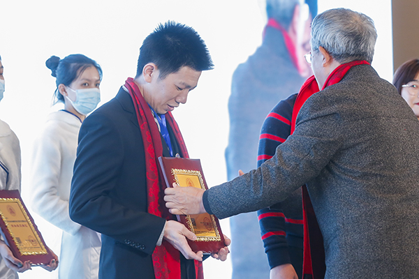 華南農(nóng)業(yè)大學(xué)博士生導(dǎo)師李凱夫(右一)為俊興紅木頒牌,董事長馮錫滿(左一)上臺領(lǐng)獎 華南農(nóng)業(yè)大學(xué)博士生導(dǎo)師李凱夫(右一)為俊興紅木頒牌,董事長馮錫滿(左一)上臺領(lǐng)獎