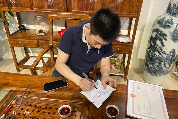 俊興紅木負(fù)責(zé)人簽字確定送檢樣品無誤后,在封條上簽名確定 俊興紅木負(fù)責(zé)人簽字確定送檢樣品無誤后,在封條上簽名確定