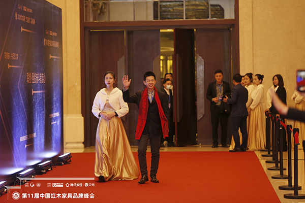 董事長馮錫滿出席2020中國紅木人年終秀暨第11屆中國紅木家具品牌峰會答謝晚宴 董事長馮錫滿出席2020中國紅木人年終秀暨第11屆中國紅木家具品牌峰會答謝晚宴