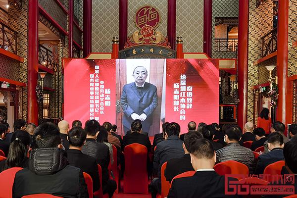 國務(wù)院參事室特邀研究員,國家人社部原黨組副書記、副部長,中國勞動學(xué)會會長楊志明通過視頻送上祝福 國務(wù)院參事室特邀研究員,國家人社部原黨組副書記、副部長,中國勞動學(xué)會會長楊志明通過視頻送上祝福