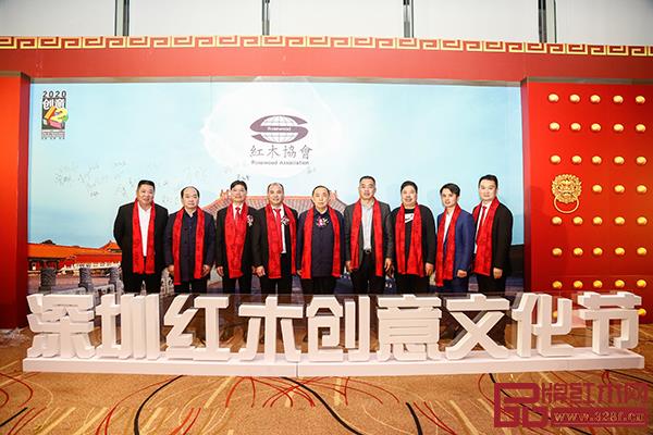 深圳市紅木文化藝術(shù)協(xié)會領(lǐng)導(dǎo)班子與參會嘉賓現(xiàn)場合影 深圳市紅木文化藝術(shù)協(xié)會領(lǐng)導(dǎo)班子與參會嘉賓現(xiàn)場合影