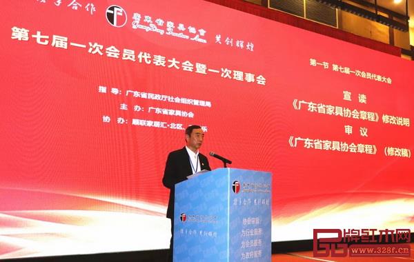 張承志副會長兼秘書長作《協會章程》修改說明