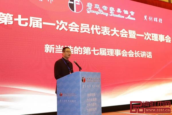  新當選的第七屆理事會會長王克講話