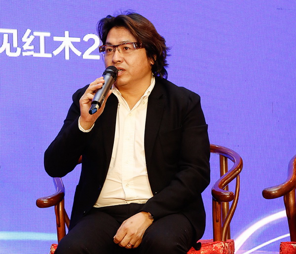 友聯工藝家私(戴為)董事長戴愛國在深圳紅木文化藝術發展論壇上發表觀點 友聯工藝家私(戴為)董事長戴愛國在深圳紅木文化藝術發展論壇上發表觀點