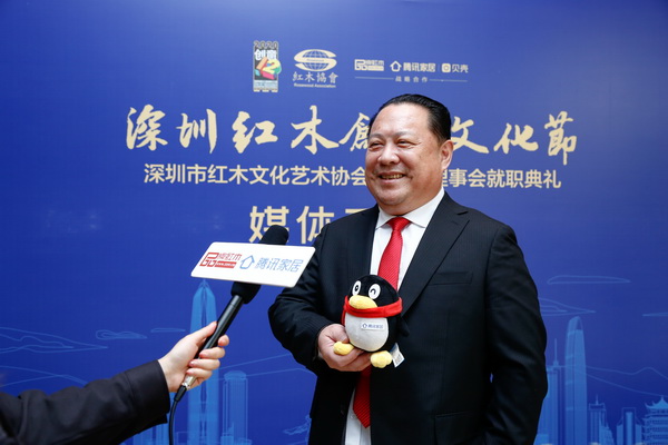 深圳市紅木文化藝術(shù)協(xié)會常務副會長、佐丹詩董事長夏振南接受騰訊家居、品牌紅木等媒體采訪 深圳市紅木文化藝術(shù)協(xié)會常務副會長、佐丹詩董事長夏振南接受騰訊家居、品牌紅木等媒體采訪