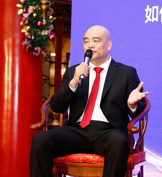 明清緣紅木董事長黃純楚在深圳紅木文化藝術發展論壇上發表觀點 明清緣紅木董事長黃純楚在深圳紅木文化藝術發展論壇上發表觀點