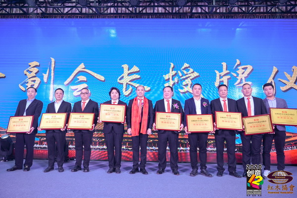 豐聯家私總經理朱李德(右四)當選為深圳市紅木文化藝術協會常務副會長 豐聯家私總經理朱李德(右四)當選為深圳市紅木文化藝術協會常務副會長