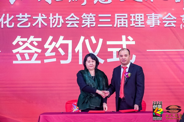 深圳市紅木文化藝術協會會長蔣楨全(右)與英國OCD藝術與設計學院分校校長孫淑娥(左)進行戰略合作簽約儀式 深圳市紅木文化藝術協會會長蔣楨全(右)與英國OCD藝術與設計學院分校校長孫淑娥(左)進行戰略合作簽約儀式