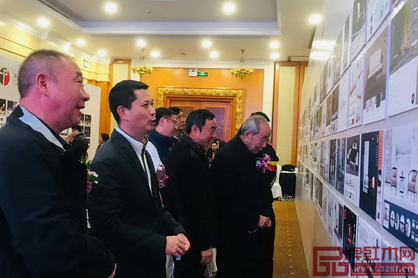 專家評審團在認真評鑒參賽作品 專家評審團在認真評鑒參賽作品