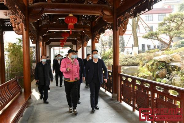 東陽市委書記傅顯明(右一)帶隊走訪東陽紅木家具龍頭骨干企業 東陽市委書記傅顯明(右一)帶隊走訪東陽紅木家具龍頭骨干企業