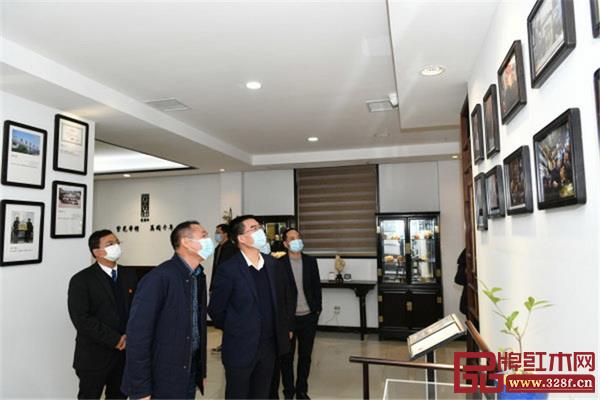 東陽市委書記傅顯明一行參觀企業展廳 東陽市委書記傅顯明一行參觀企業展廳