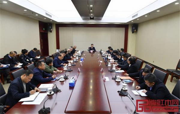 東陽市委書記傅顯明與紅木企業、部門單位負責人等進行座談會議現場 東陽市委書記傅顯明與紅木企業、部門單位負責人等進行座談會議現場