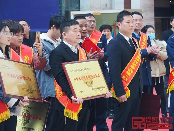 華廈·大不同與諸多其他行業領先品牌同臺領獎 華廈·大不同與諸多其他行業領先品牌同臺領獎