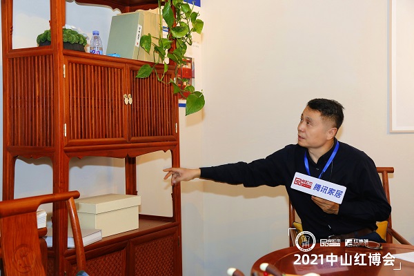 明式家具研究學者張輝蒞臨雅宋紅木展廳，點評雅宋紅木《宋式書柜》