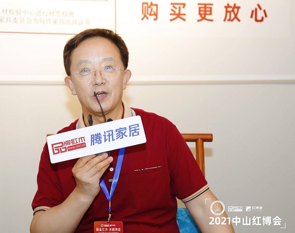 全聯藝術紅木家具專業委員會專家顧問、華南農業大學博士生導師李凱夫表達了對雅宋紅木六面好產品的高度認可