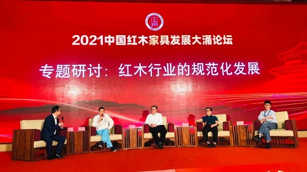 中國家具協(xié)會副理事長、紅古軒品牌創(chuàng)始人吳赤宇(左二)受邀出席論壇并作專題分享 中國家具協(xié)會副理事長、紅古軒品牌創(chuàng)始人吳赤宇(左二)受邀出席論壇并作專題分享