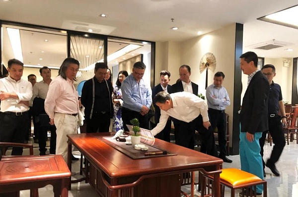 中國家具協(xié)會理事長徐祥楠等領(lǐng)導(dǎo)一行蒞臨紅古軒總部參觀品鑒 中國家具協(xié)會理事長徐祥楠等領(lǐng)導(dǎo)一行蒞臨紅古軒總部參觀品鑒