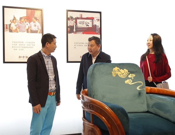 中國家具協(xié)會理事長徐祥楠(中)、副理事長兼秘書長屠祺(右)與副理事長、紅古軒品牌創(chuàng)始人吳赤宇(左)交流紅木家具文化 中國家具協(xié)會理事長徐祥楠(中)、副理事長兼秘書長屠祺(右)與副理事長、紅古軒品牌創(chuàng)始人吳赤宇(左)交流紅木家具文化