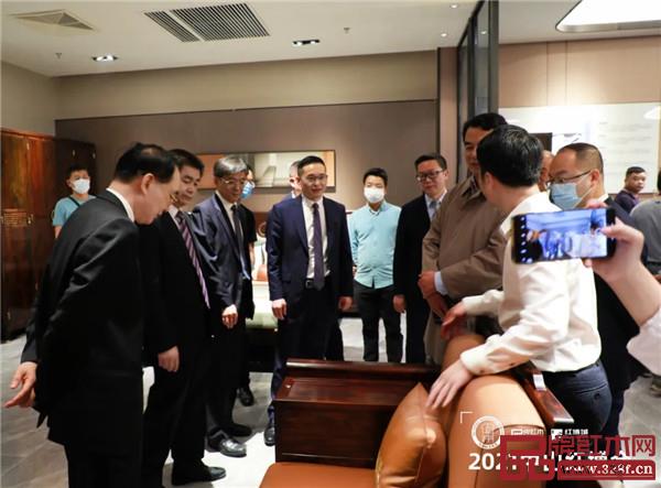 中國(guó)林業(yè)產(chǎn)業(yè)聯(lián)合會(huì)副會(huì)長(zhǎng)兼秘書(shū)長(zhǎng)王滿(mǎn)、副會(huì)長(zhǎng)蔣周明,中山市人大常委會(huì)副主任吳軍,中山市政協(xié)副主席劉志偉,中山市大涌鎮(zhèn)黨委書(shū)記王英康、鎮(zhèn)長(zhǎng)賀修虎,東陽(yáng)市副市長(zhǎng)黃陽(yáng)明等領(lǐng)導(dǎo)一同參觀(guān)紅博會(huì),品鑒閑適紅木黑酸枝新中式精品 中國(guó)林業(yè)產(chǎn)業(yè)聯(lián)合會(huì)副會(huì)長(zhǎng)兼秘書(shū)長(zhǎng)王滿(mǎn)、副會(huì)長(zhǎng)蔣周明,中山市人大常委會(huì)副主任吳軍,中山市政協(xié)副主席劉志偉,中山市大涌鎮(zhèn)黨委書(shū)記王英康、鎮(zhèn)長(zhǎng)賀修虎,東陽(yáng)市副市長(zhǎng)黃陽(yáng)明等領(lǐng)導(dǎo)一同參觀(guān)紅博會(huì),品鑒閑適紅木黑酸枝新中式精品