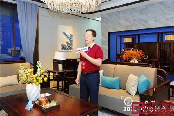 全聯(lián)藝術(shù)紅木家具專(zhuān)業(yè)委員會(huì)專(zhuān)家顧問(wèn)、華南農(nóng)業(yè)大學(xué)博士生導(dǎo)師李凱夫(上),明式家具研究學(xué)者張輝(下)蒞臨紅博城四層會(huì)展中心紅木家具新品館,與騰訊家居主播一起現(xiàn)場(chǎng)從整體空間、產(chǎn)品選材、產(chǎn)品設(shè)計(jì)等方面品鑒閑適紅木《旭日沙發(fā)》,對(duì)閑適紅木新品表示高度認(rèn)可。 全聯(lián)藝術(shù)紅木家具專(zhuān)業(yè)委員會(huì)專(zhuān)家顧問(wèn)、華南農(nóng)業(yè)大學(xué)博士生導(dǎo)師李凱夫(上),明式家具研究學(xué)者張輝(下)蒞臨紅博城四層會(huì)展中心紅木家具新品館,與騰訊家居主播一起現(xiàn)場(chǎng)從整體空間、產(chǎn)品選材、產(chǎn)品設(shè)計(jì)等方面品鑒閑適紅木《旭日沙發(fā)》,對(duì)閑適紅木新品表示高度認(rèn)可。